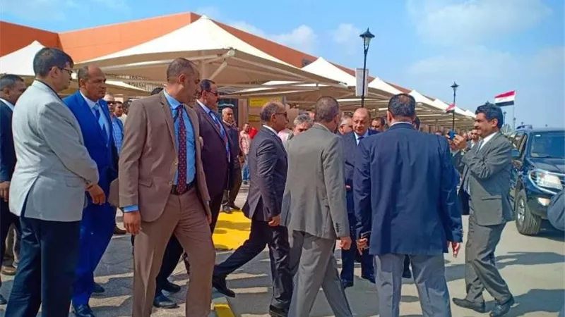 وزير الطيران يتفقد اللجان الانتخابية بمطار القاهرة عقب فتح أبواب التصويت