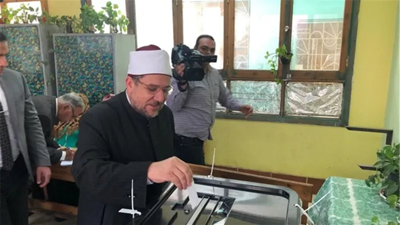 وزير الأوقاف يدلى بصوته في المنيل