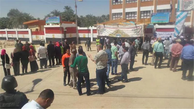 توافد اهالى العاشر على لجان التصويت فى اول ايام الاستفاء على الدستور .. صور