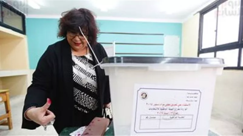 وزيرة الثقافة تدلي بصوتها في الاستفتاء بالشيخ زايد