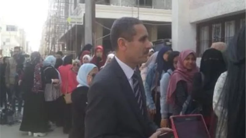 رئيس جامعة قناة السويس يتفقد لجنة الطالبات المغتربات