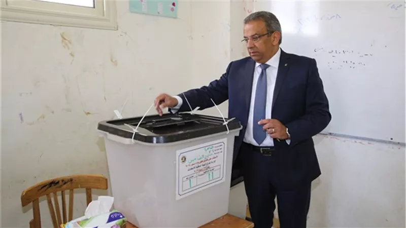 رئيس البريد يدلى بصوته فى الاستفتاء بالتجمع الخامس