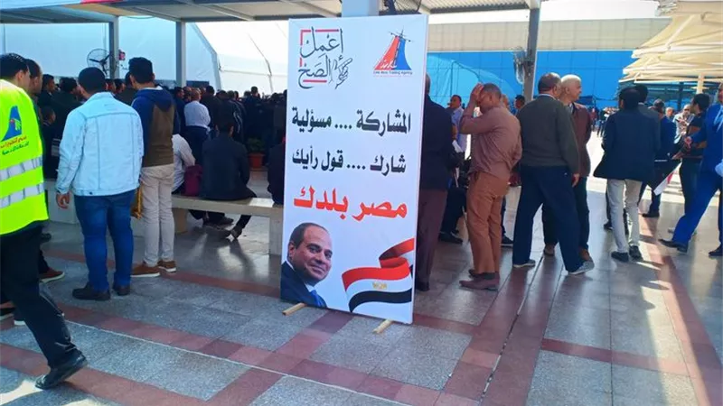 الصالة الموسمية بمطار القاهرة تشهد ازدحاما شديدا من المسافرين والعاملين للادلاء بصوتهم..صور
