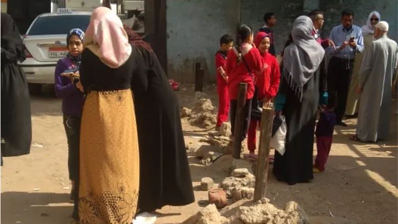 مشاركة نسائية كثيفة بلجان الاستفتاء بالوراق واوسيم