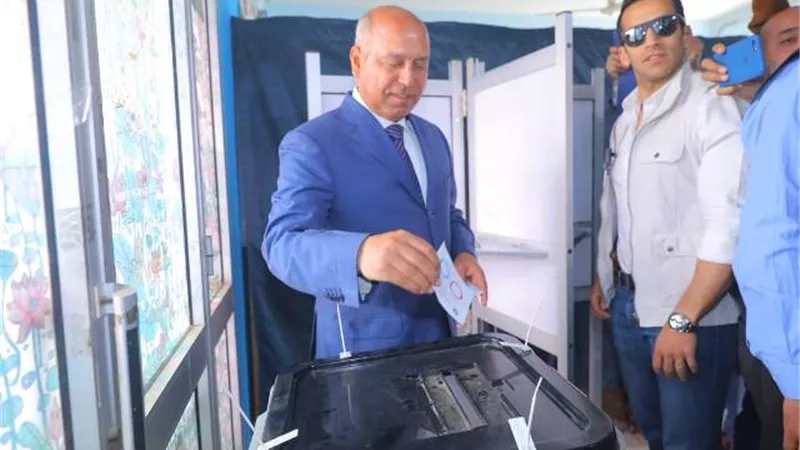 أثناء الادلاء بصوته.. وزير النقل : المصريون يسجلون ملحمة وطنية وتاريخا جديدا .. بالصور