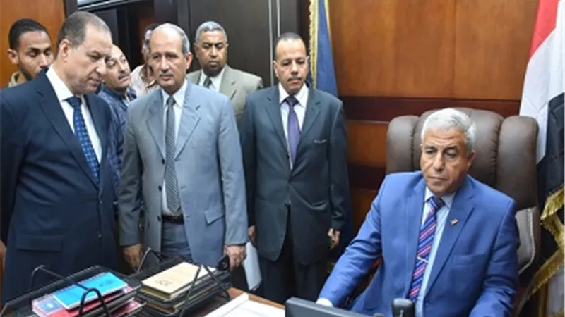 محافظ أسوان يتابع سير عملية الإستفتاء على التعديلات الدستورية