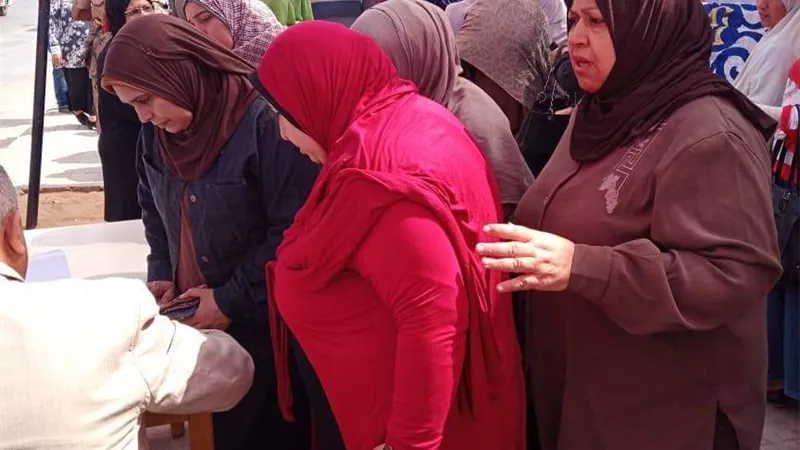 إقبال كثيف وحشود امام لجان الإستفتاء بالقليوبية