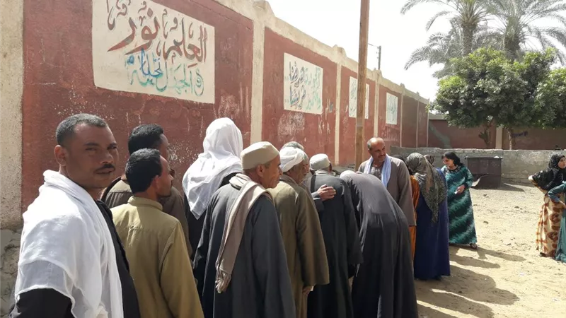 لجان المنيا بدأت العمل فى مواعيدها .. وناخبو القرى حضروا مبكرا