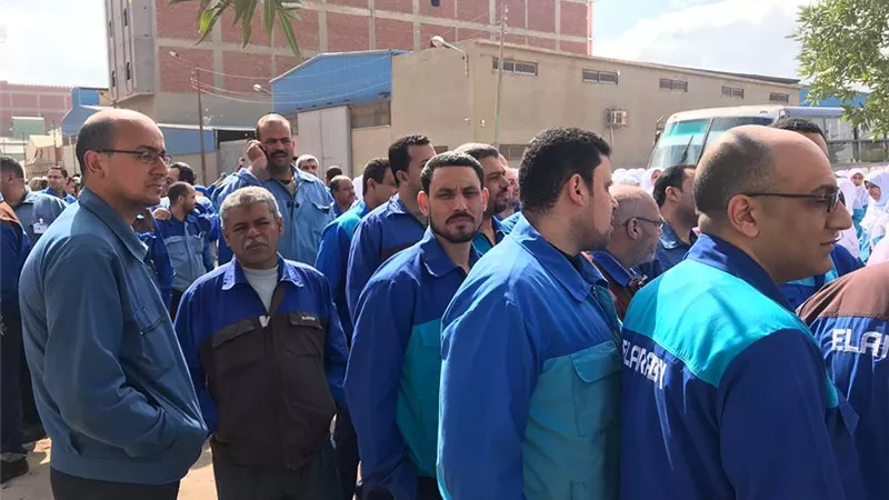 عمال منطقة قويسنا الصناعية يتوافدون على اللجان
