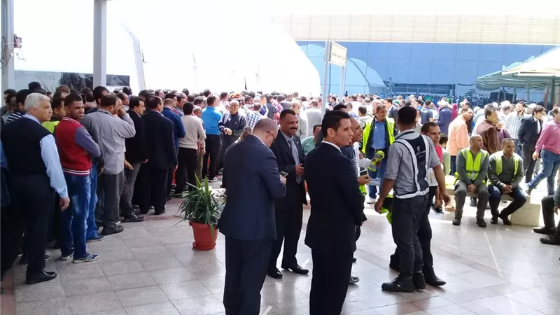 طوابير المسافرين بالمطار ..ملحمة وطنية للمشاركة في الاستفتاء...صور وفيديو