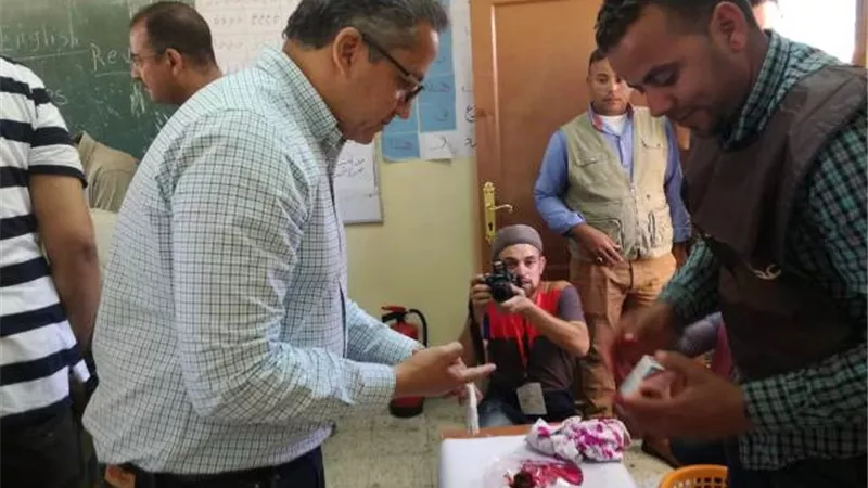 وزير الاثار يدلى بصوته فى وادى الملكات بالاقصر