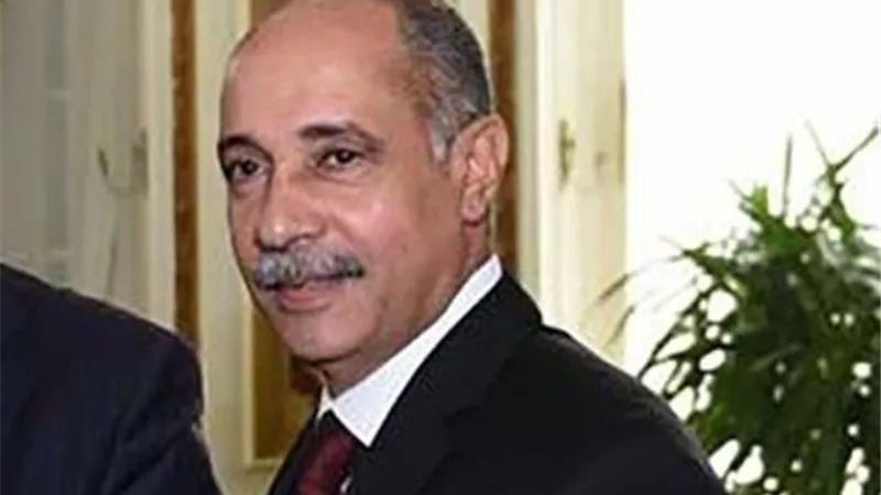 وزير الطيران المدنى خلال تفقده لجان الانتخابات بالمطار يشكر العاملين على مشاركتهم فى الاستفتاء