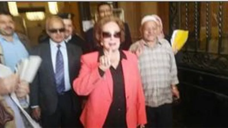 جيهان السادات تدلي بصوتها في لجنة وزارة الزراعة بالدقي