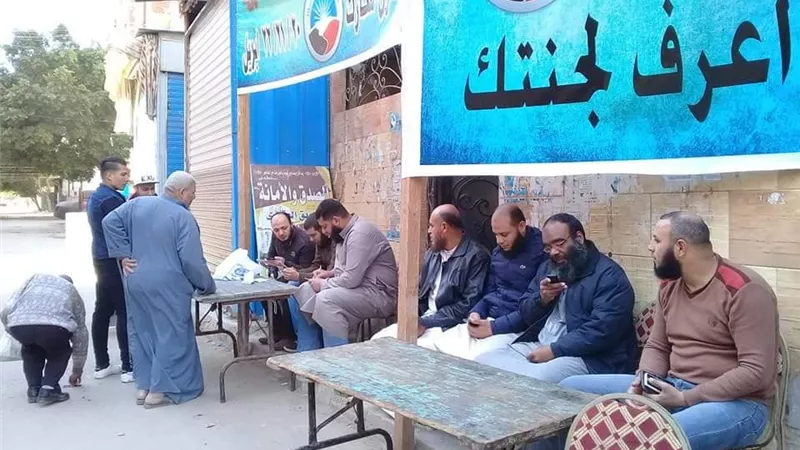 حزب النور بالاسكندرية يقدم خدمة اعرف لجنتك