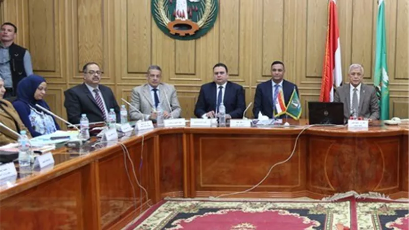محافظ المنوفية يتفقد غرفة العمليات المركزية لمتابعة سير الاستفتاء