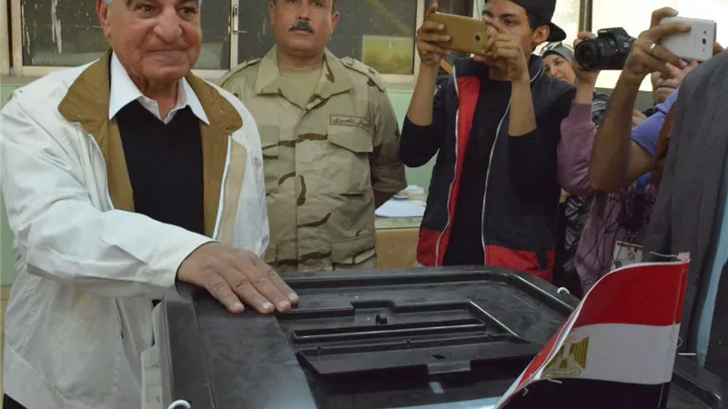زاهي حواس يدلي بصوته في الاستفتاء على التعديلات الدستورية.. صور
