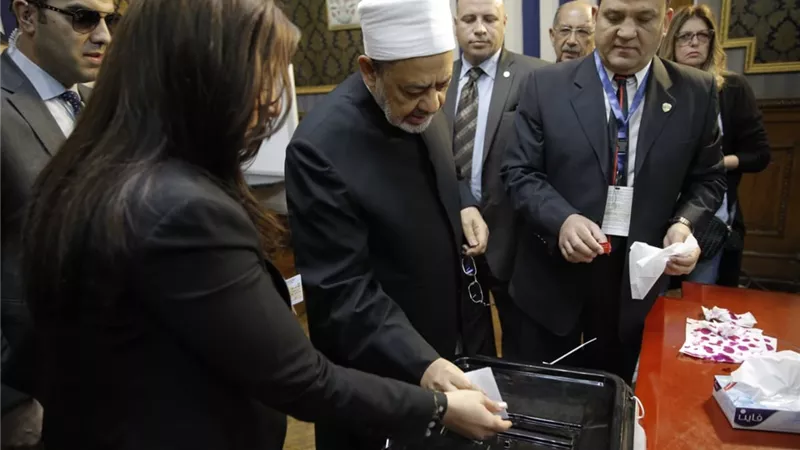 شيخ الازهر يدلي بصوته في لجنة الاستفتاء بمصر الجديدة .. صور
