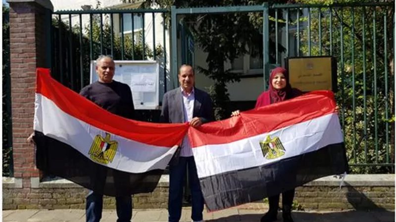 المصريون في كندا يلتقطون الصور التذكارية اثناء الادلاء بأصواتهم في الاستفتاء...صور