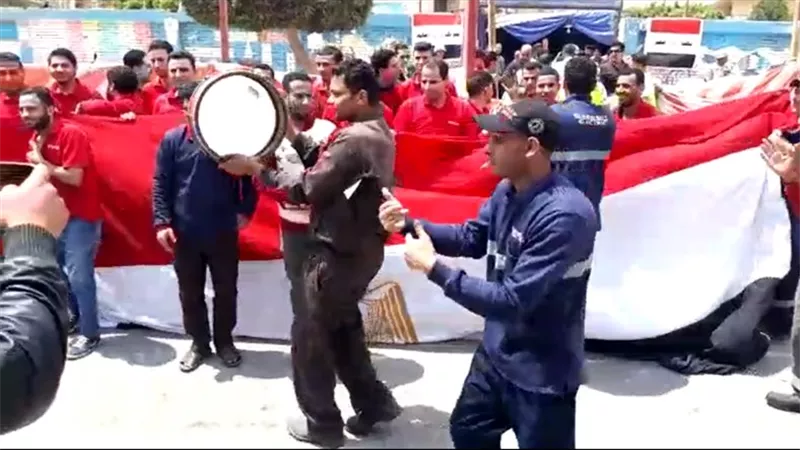 بالفيديو..بالطبل والرقص اهالى العاشر يشاركون فى التصويت على الدستور
