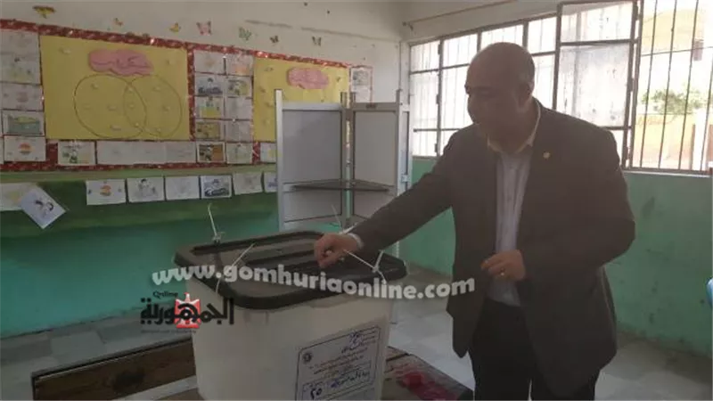رئيس شركة مترو الأنفاق يدلى بصوته في استفتاء التعديلات الدستورية