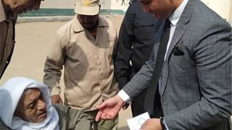 رئيس لجنة في الإسماعيلية لمسن لمساعدته على الادلاء بصوته