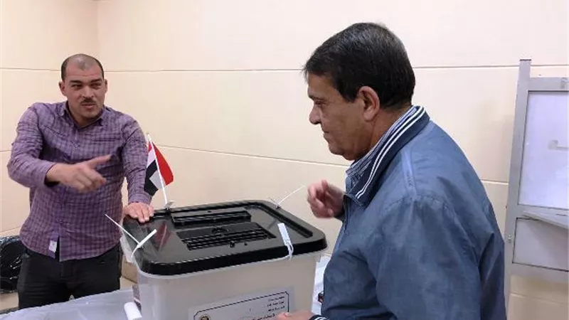 زكى عابدين يدلى بصوته فى الإستفتاء على تعديل الدستور بالعاصمة الإدارية بالصور
