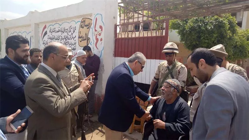 رئيس مدينة أشمون يساعد أحد الناخبين من الاحتياجات الخاصة