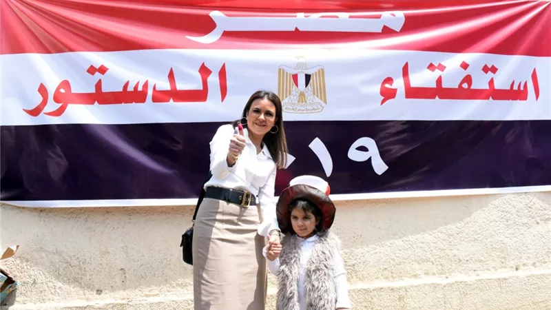 حفيدة وزيرة الاستثمار تشارك في الاستفتاء على التعديلات الدستورية.. صور