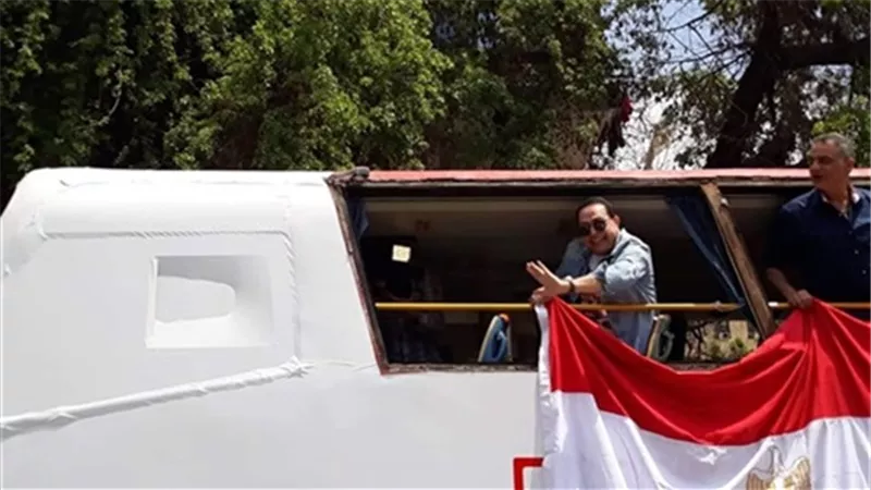 من أتوبيس مكشوف.. حكيم يدعو المواطنين للمشاركة في الاستفتاء