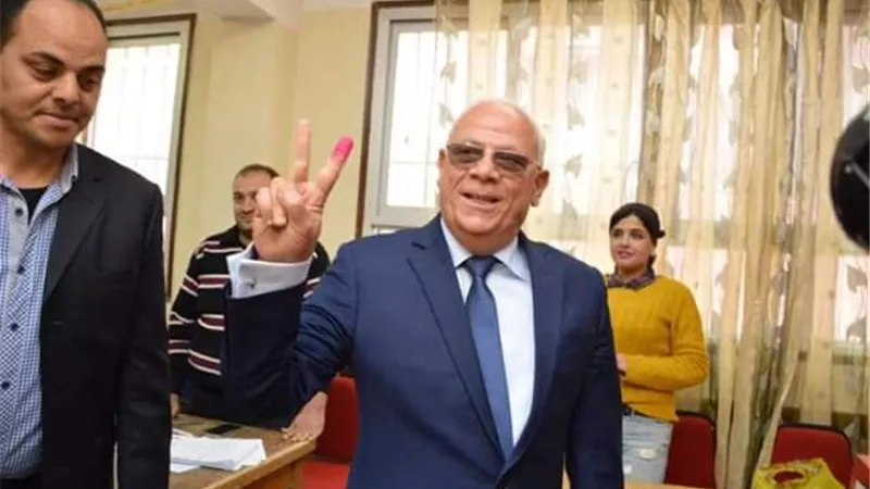 محافظ بورسعيد يدلي بصوتة في الاستفتاء علي الدستور
