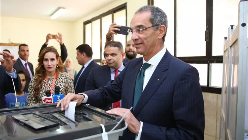 وزير الاتصالات عقب إدلائه بصوته : الاستفتاء على الدستور صورة حضارية لمصر