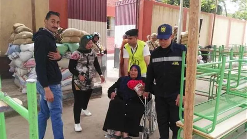 رجال الشرطة في مساعدة كبار السن ببورسعيد في الإدلاء بأصواتهم في الاستفتاء علي الدستور