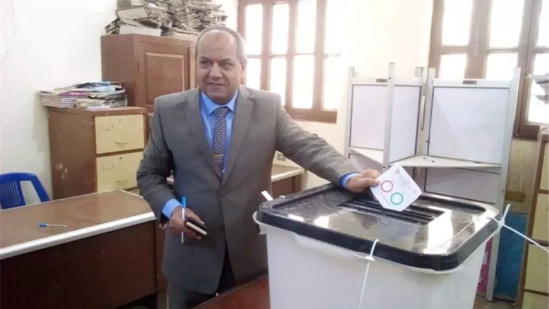 رئيس مجلس إدارة شركة مصر العلي للكهرباء يدلي بصوته بكوم أمبو في الاستفتاء
