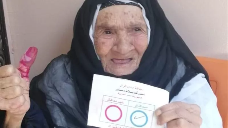 اكبر معمرة بالشرقية تدلي بصوتها في الاستفتاء علي التعديلات الدستورية