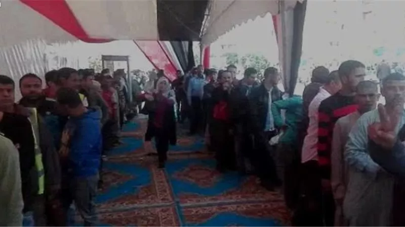 الناخبون اصطفوا بالمئات فى طوابير لجنة سيزا النبراوى بالتجمع.. فيديو