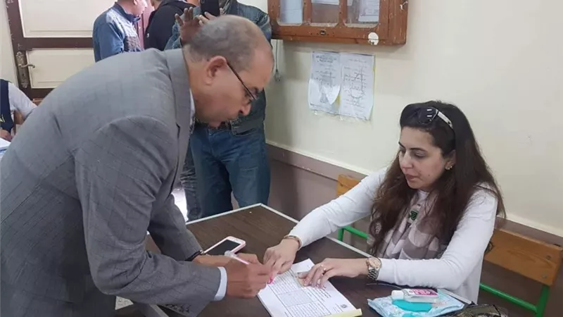 وكيل تعليم بورسعيد يدلى بصوته فى الاستفتاء على تعديل المواد الدستورية