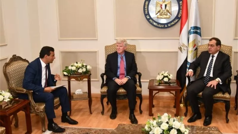 الملا يبحث مع مسئولى شركتى 