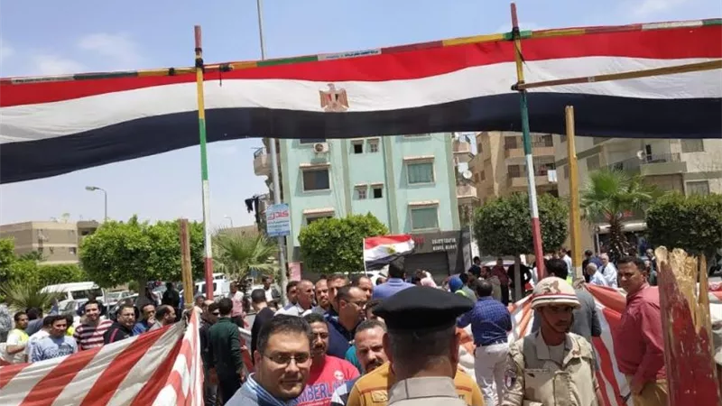 الطبل البلدي والمزمار أمام لجان الاستفتاء بالشرقية