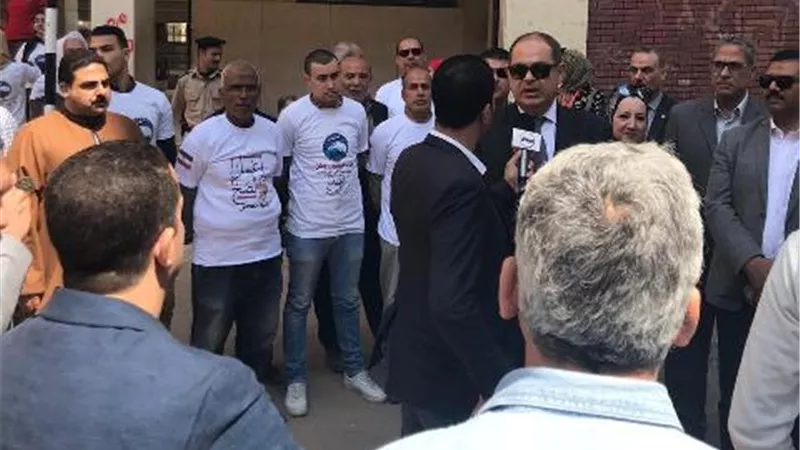 محافظ الغربية يدلى بصوته وسط عمال غزل المحلة.. ومسيرة حاشدة للمشاركة فى الاستفتاء