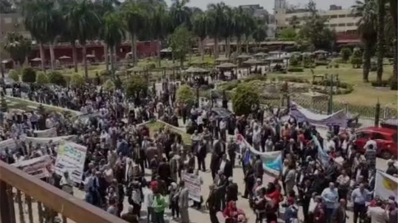 مسيرة حاشدة لأهالى قصر النيل للمشاركة فى الاستفتاء على التعديلات الدستورية.. فيديو