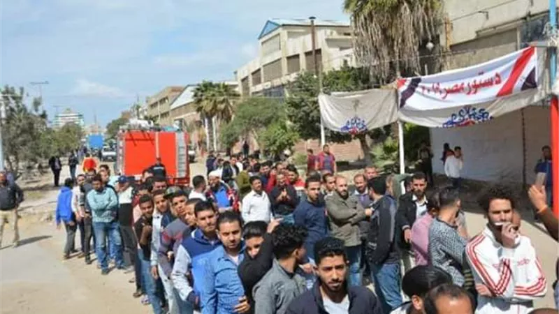 توافد الحشود العمالية علي لجنه المنطقة الحرة للاستثمار ببورسعيد للإدلاء بأصواتهم