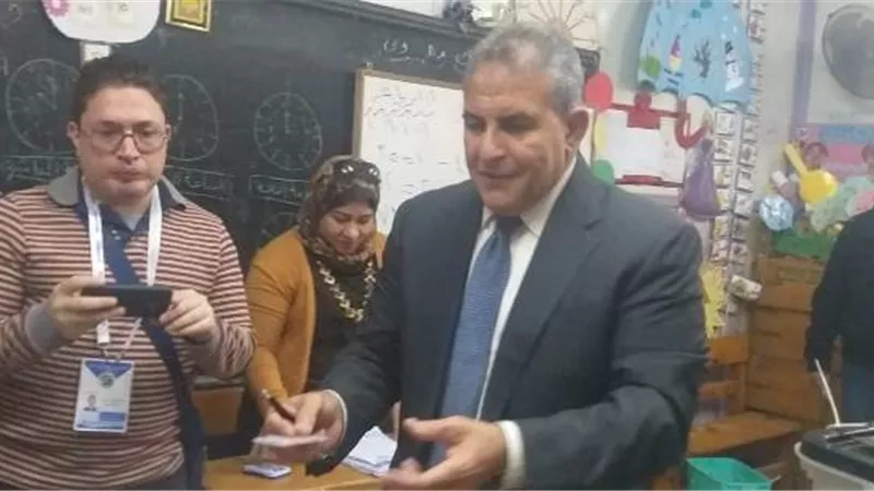 طاهر ابوزيد يدلى بصوته فى مدرسة الازهار بالساحل