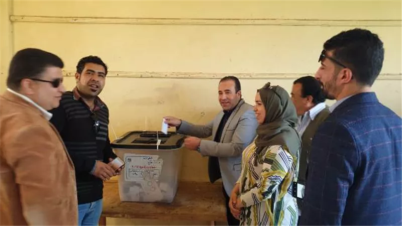 رئيس اتصالات النواب يدلى بصوته في الاستفتاء على الدستور