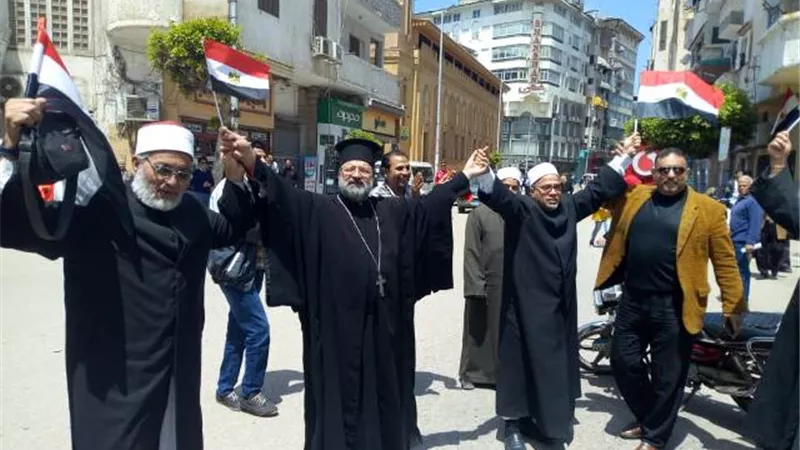 مسيرة لرجال الدين الإسلامي والمسيحي لحث الدمايطة على المشاركة في الإستفتاء
