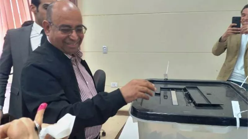 رئيس جهاز العاصمة الإدارية يدلى بصوته فى الإستفتاء على التعديلات الدستورية بالصور