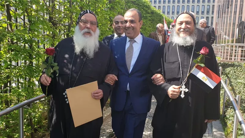 أسقف الكنيسة الأرثوذكسية فى ألمانيا يقود وفدا كنسياً للمشاركة فى الاستفتاء... صور