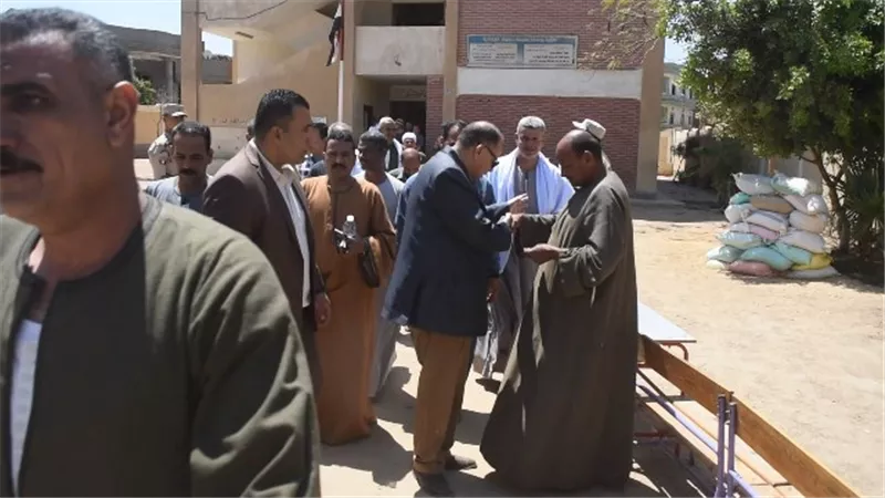 محافظ الفيوم يتفقد لجان الاستفتاء