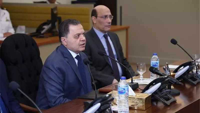 وزير الداخلية يتابع إجراءات تأمين الإستفتاء من داخل غرفة عمليات قطاع الامن .. صور