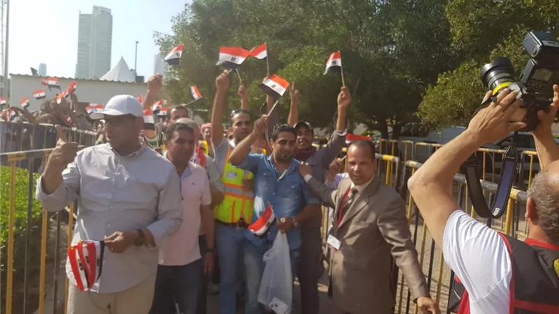 طوابير طويلة لليوم الثاني أمام السفارة المصرية بالكويت... صور