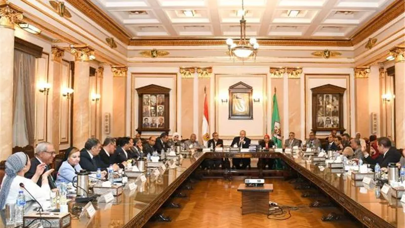 مجلس جامعة القاهرة يستنكر بإجماع الآراء الهجوم علي رئيس الجامعة..ويؤكد: حملة مغرضة من كارهي النجاح